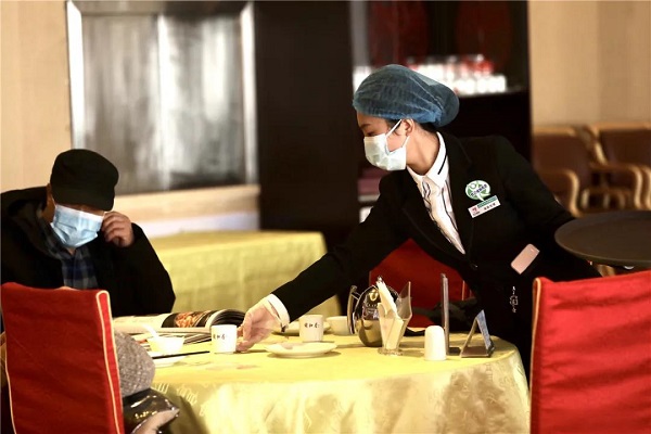 应接尽接"的餐饮企业发放标识,并向店内已完成疫苗接种的人员发放胸牌