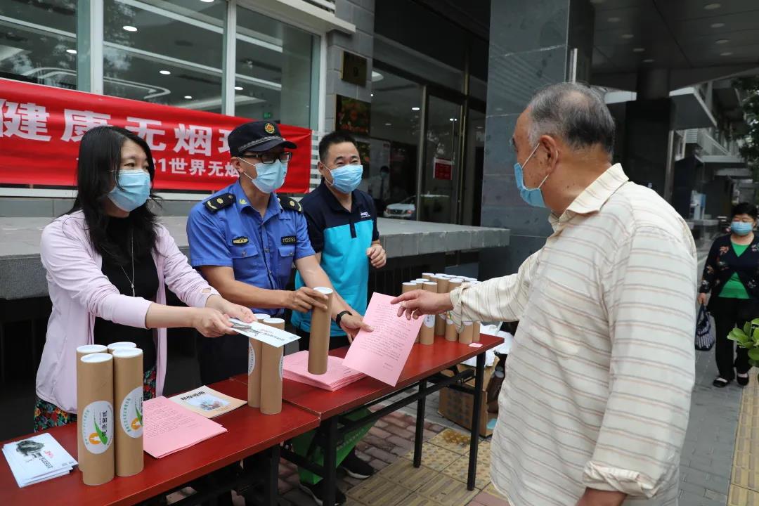 2021年5月13日德胜街道在人定湖公园开展无烟日宣传活.jpg