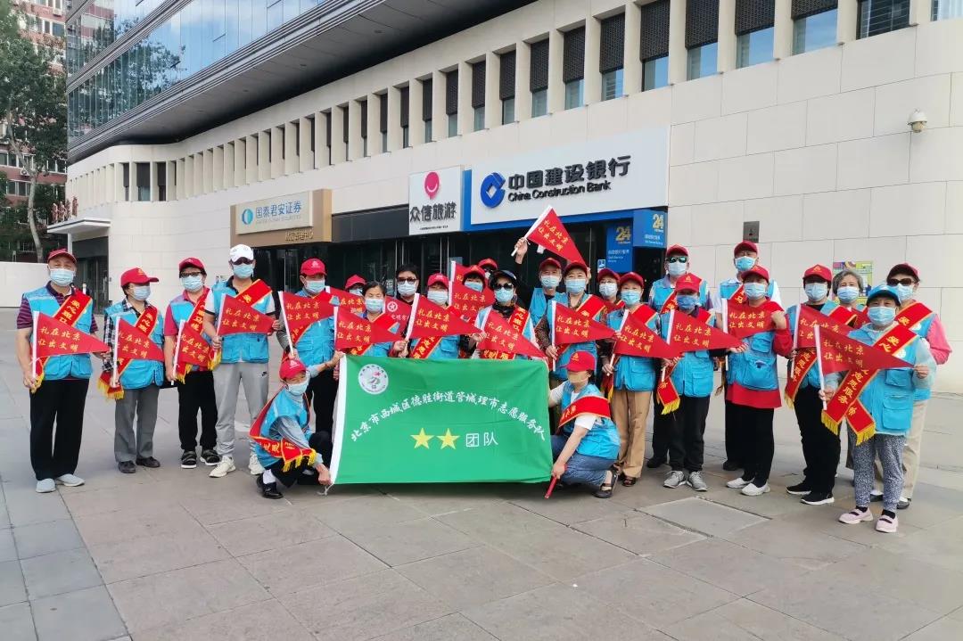 2021年6月1日德胜街道开展纪念文明促进条例一周年礼让斑马线宣传活动.jpg