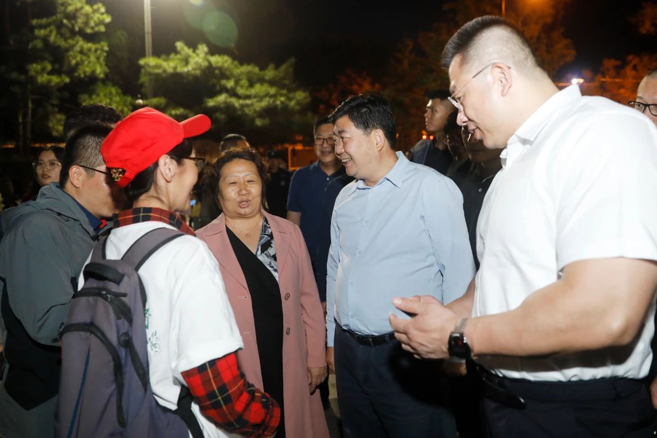 “双节”假期首日，区四套班子领导分别带队检查调度安全生产和城市运行服务保障等工作，并慰问坚守岗位的劳动者