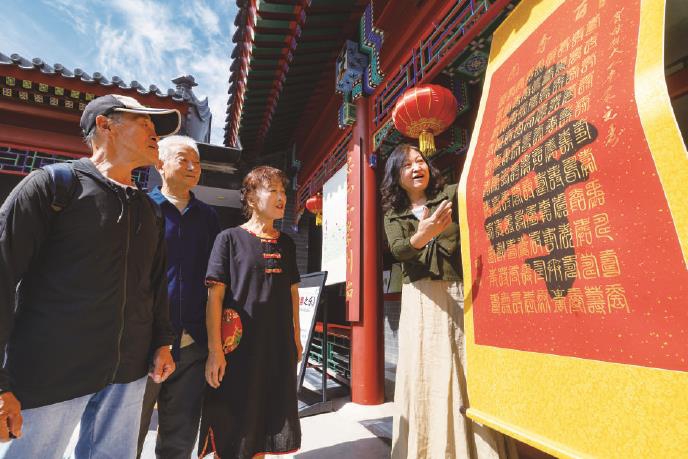 耄耋画展暖社区 居民共绘百寿图