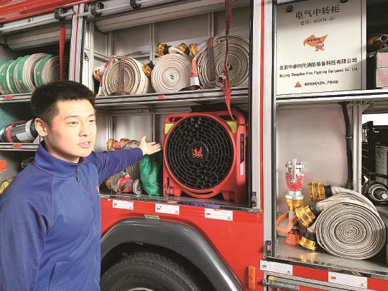 消防安全月 青春力量在行动 区红十字青少年体验消防生活 传递安全理念