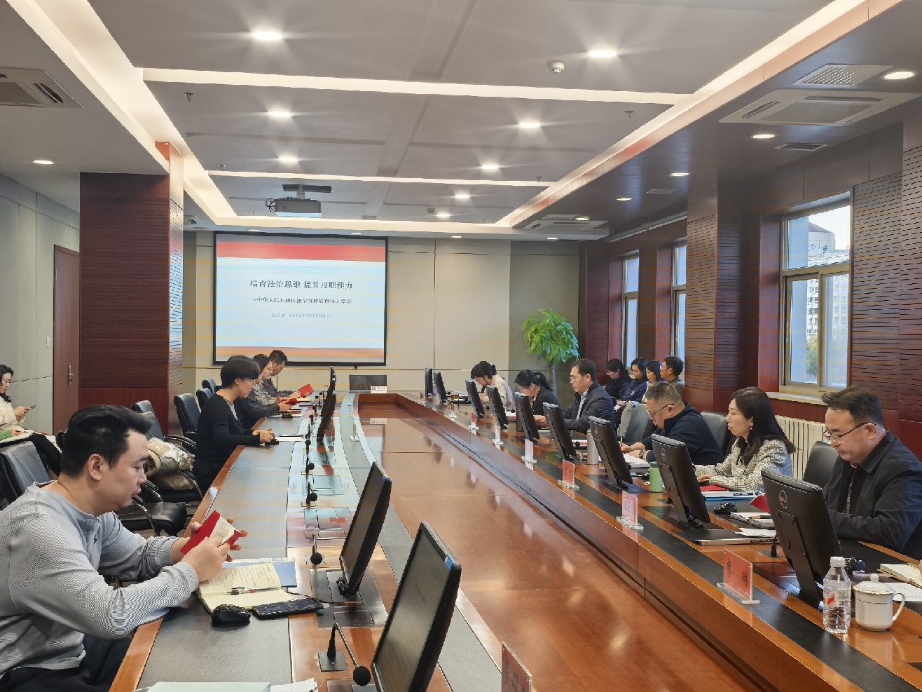 1765178535216052799.jpeg 2025.11.18-局长办公会会前学法《中华人民共和国法治宣传教育法》1.jpeg