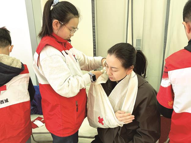 区红十字青少年志愿服务队 听“五个一”故事 学包扎技能