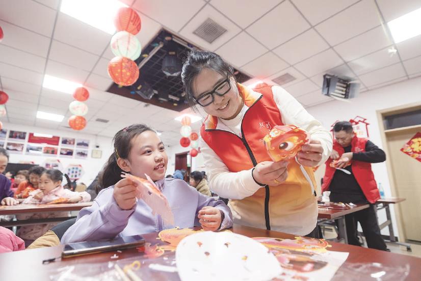 亲子巧手制鱼灯 社区同乐迎元宵