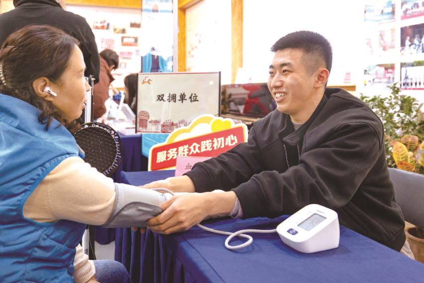 “党群专列健康车厢”进楼宇