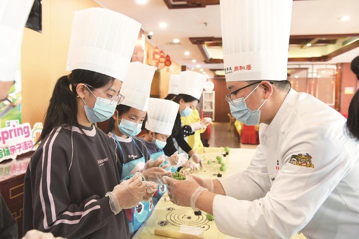 品质服务 口味独特 清明假期 老字号堂食“爆单”