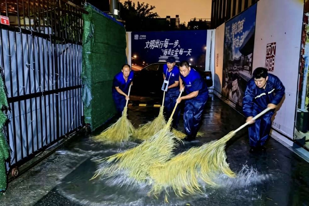 滂沱雨夜 我们在坚守