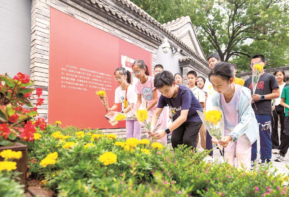 名人故居迎来小小“传火者”
